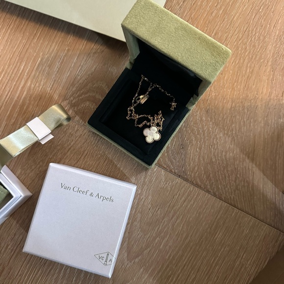 Van Cleef & Arpels Mother of Pearl Necklace - Picture 8 of 8